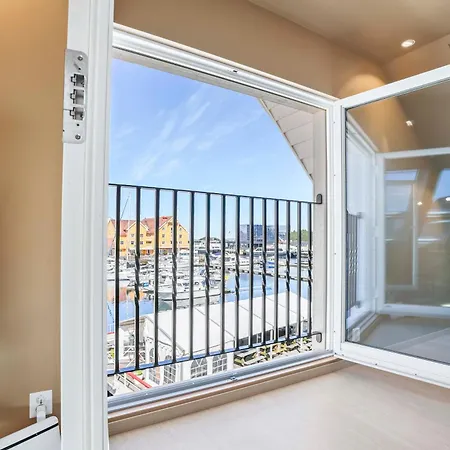 Floro Apartments Hotell 3*